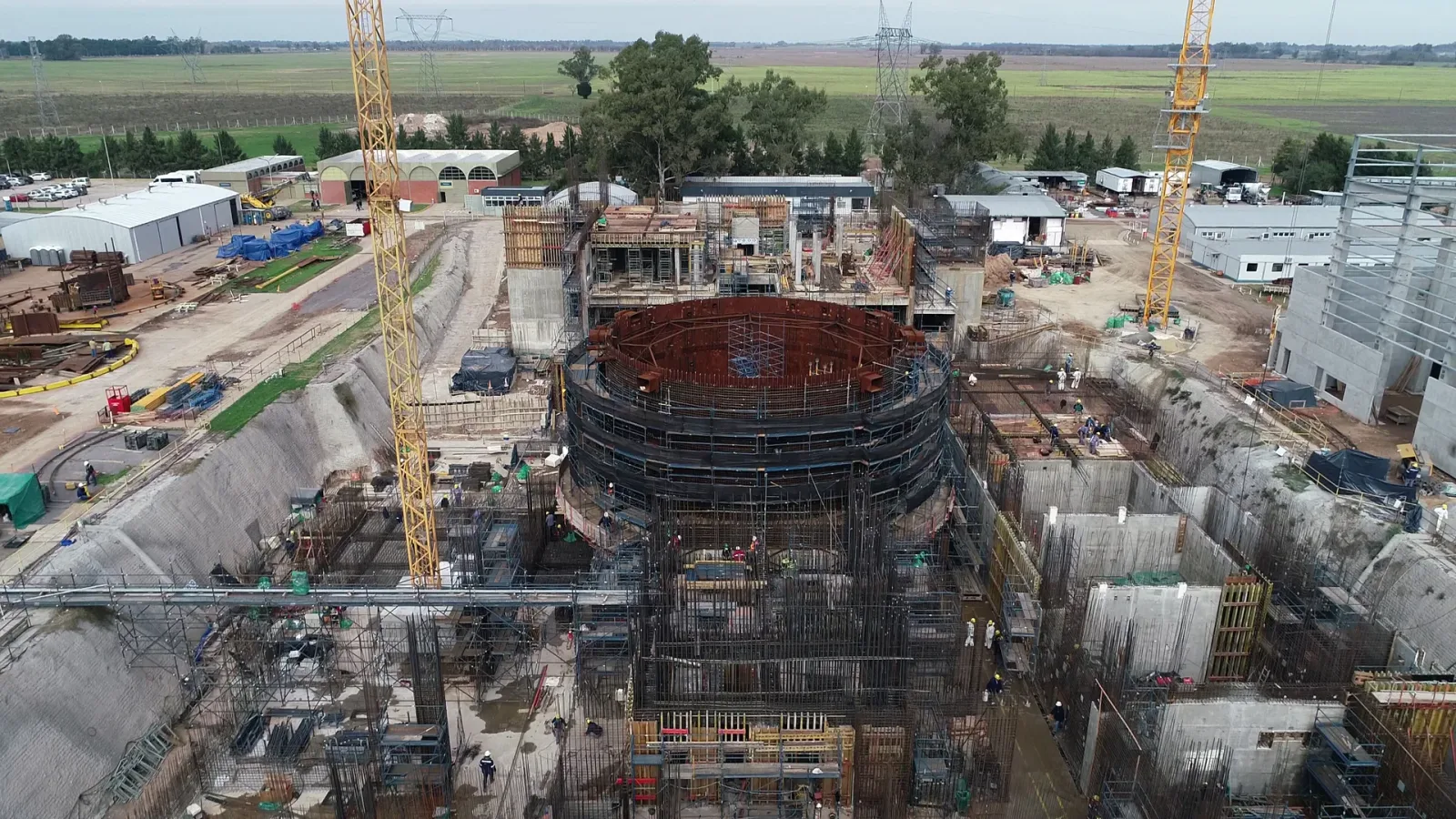 El reactor modular CAREM-25 inicia su montaje electromecánico en Lima