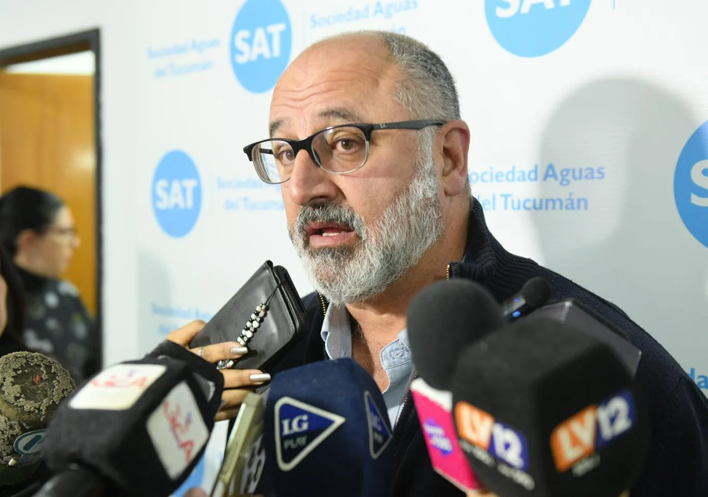 Otra del SAT: Pozo cloacal en calle Francia se convierte en foco de contaminación y peligro