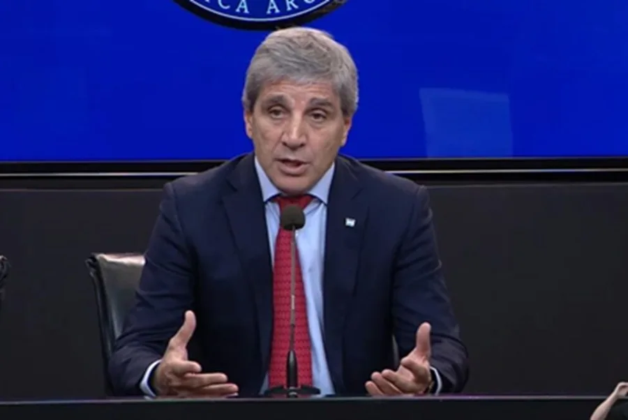 Caputo anunció una flexibilización de los créditos en dólares para empresas