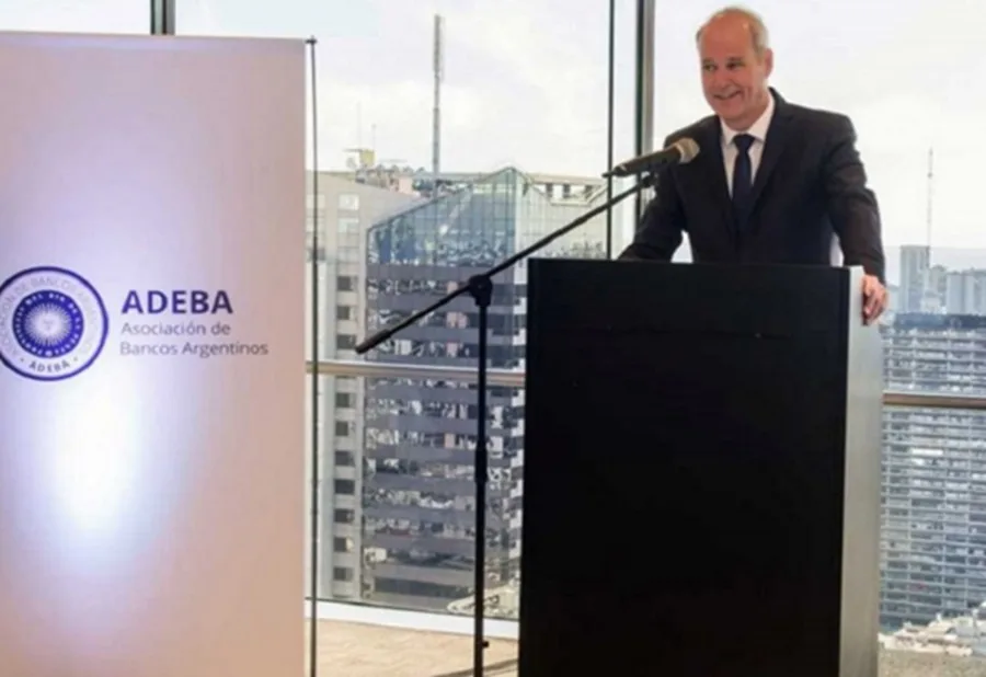 ADEBA respaldó la flexibilización de créditos en dólares y advirtieron por el riesgo de una nueva crisis