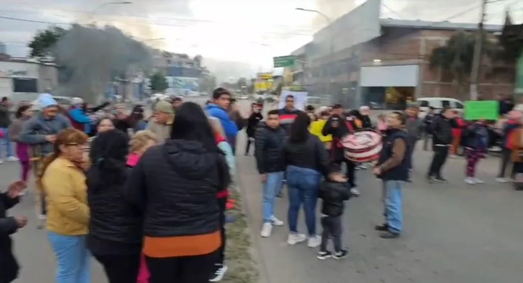 «Queremos agua»: corte en Av. Juan B. Justo por falta de servicio