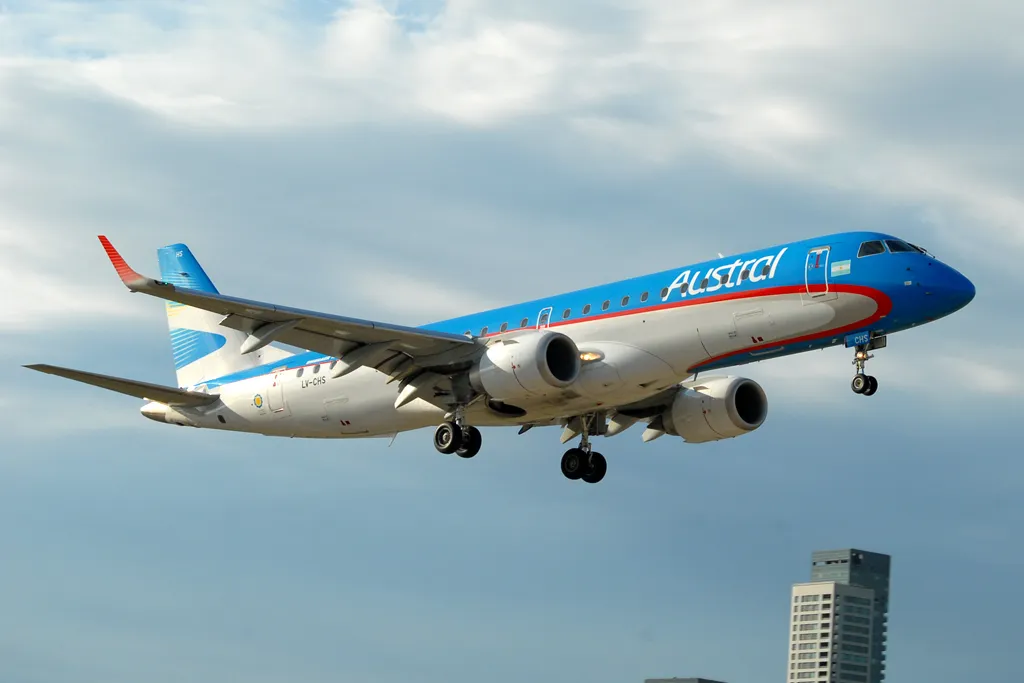 El Gobierno reestructuró el aval del Tesoro a Aerolíneas Argentinas por 20 aviones Embraer