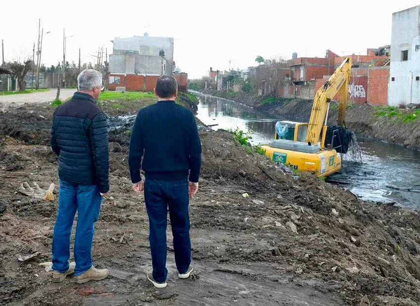 Fernando Gray supervisó la limpieza del arroyo Santa Catalina en Esteban Echeverría