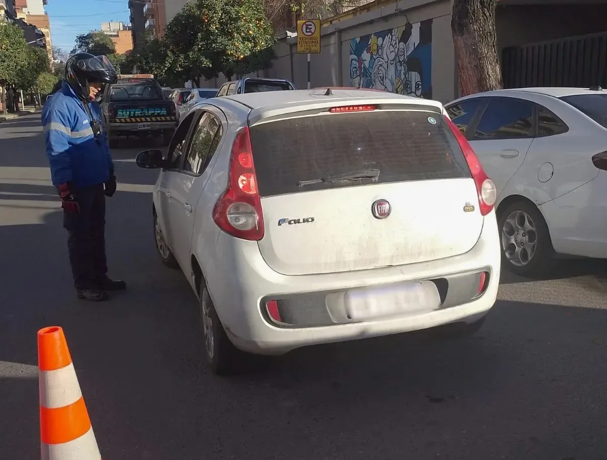 Nuevos controles en Capital: calcomanías y multas de $300.000 por mal estacionamiento