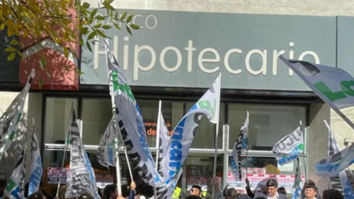 Banco Hipotecario: despidos, cierre de sucursales y denuncia por persecución laboral