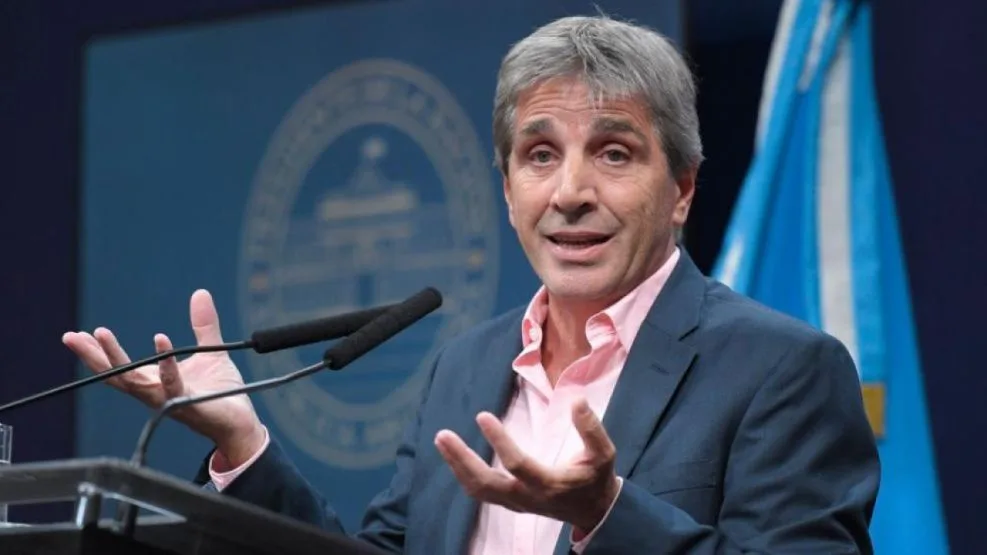 Caputo defendió el rumbo económico y dijo que la recuperación llevará tiempo