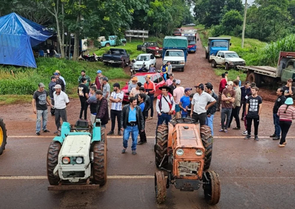 Tractorazo de yerbateros en Misiones durante la visita de Javier Milei