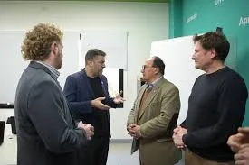 Bianco y Salomón entregaron computadoras a estudiantes de Saladillo