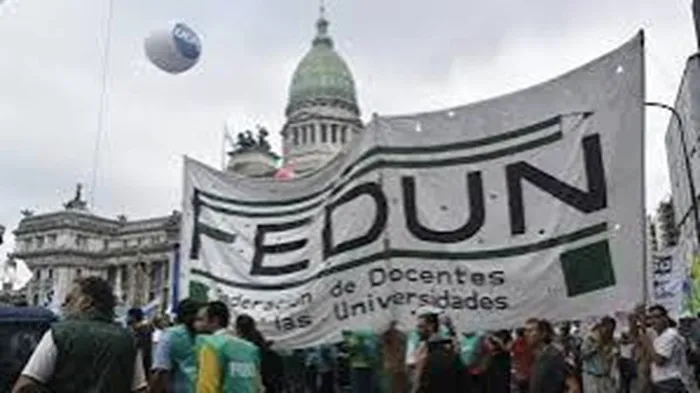 Docentes universitarios paran este martes y amenazan con paros continuos