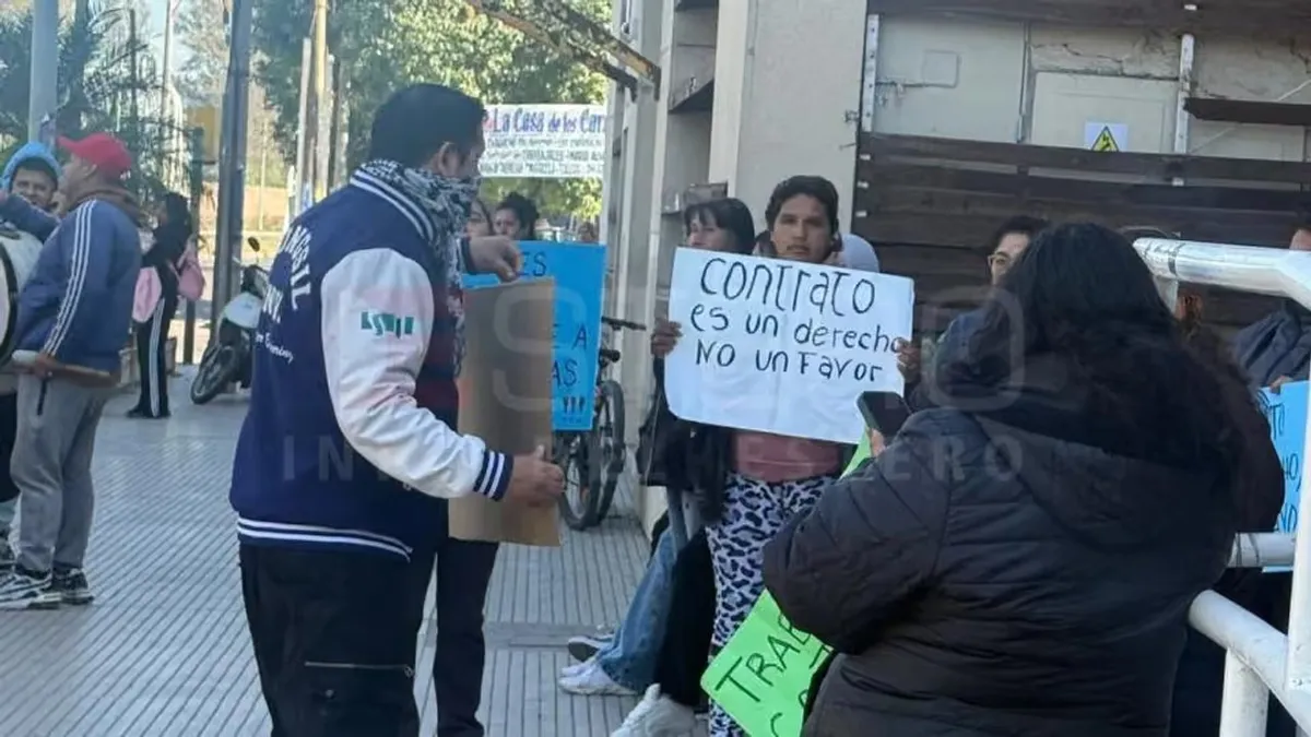 Cooperativistas protestaron en La Banda por pagos y contratos en plena transición