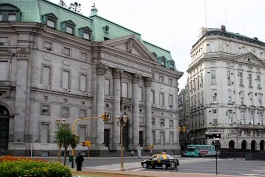 Bancos bajan tasas de refinanciación tras el reto del Central por la mora