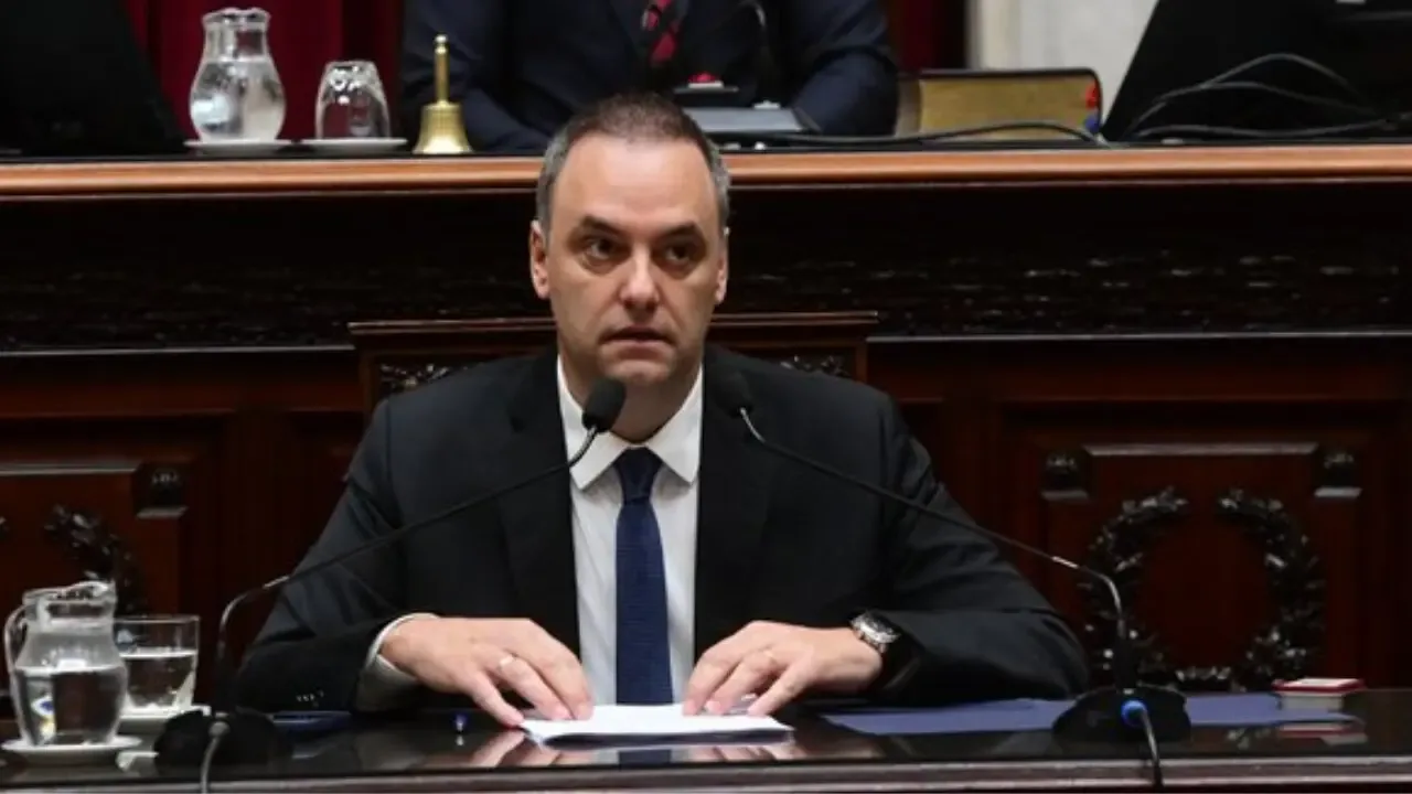 Adorni debe responder 20 preguntas de la Justicia por su patrimonio