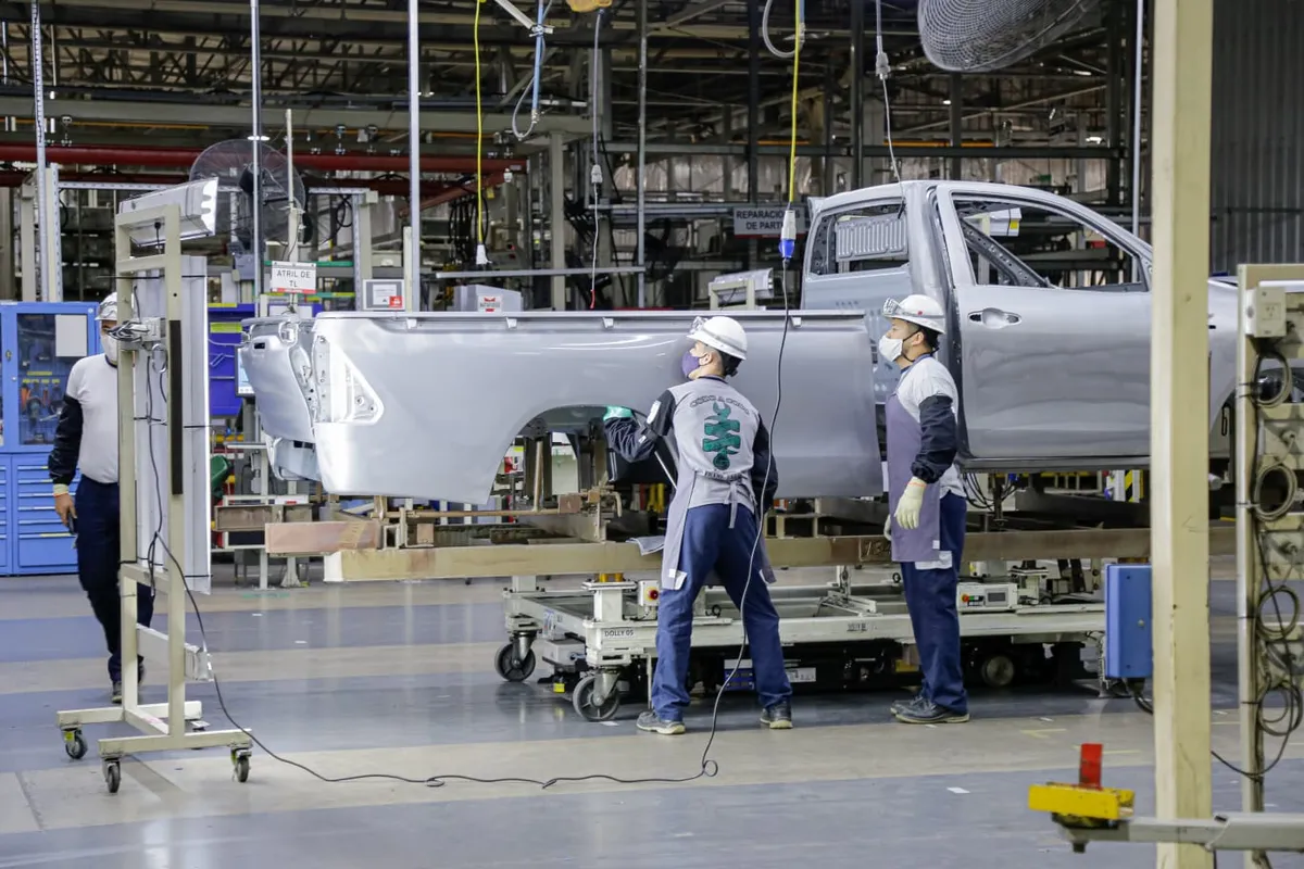 Industria automotriz: caída de producción y patentamientos, con boom importador