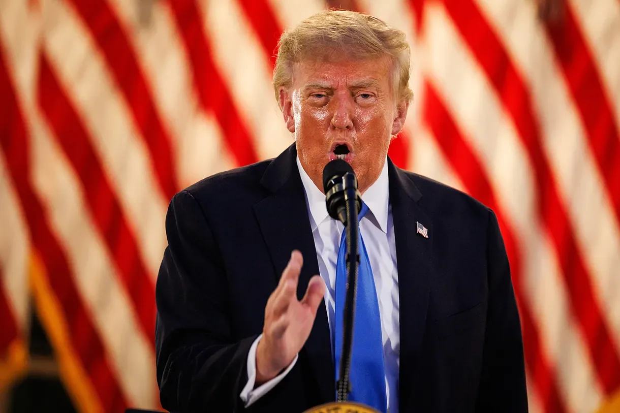 Trump desestimó regular la IA y denunció una conspiración enfermiza