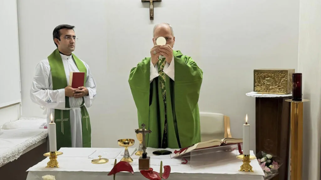 El papa León XIV celebró misa en el Gemelli y el Vaticano reportó "mejora constante"
